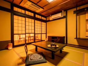 Posezení v ubytování Ooedo Onsen Monogatari Terunoyu