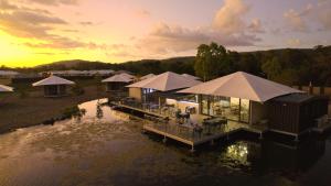 una vista aerea di un resort con tavoli e ombrelloni di Townsville Eco Resort 