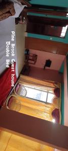 En eller flere senge i et værelse på Pine Shillong Guest House
