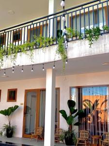 un edificio con sillas y plantas en el balcón en Hang Mua Boutique, en Ninh Binh