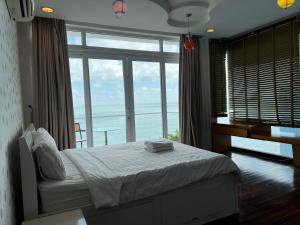 a bedroom with a bed and a large window at Rio‘s home7 in Vung Tau