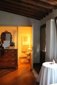 フィレンツェにあるLa Casa Di Scarlettのドレッサーとバスルーム(鏡付)が備わる客室です。