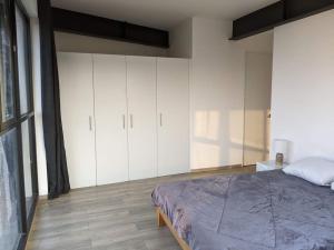 a bedroom with white cabinets and a large bed at Right @Reforma - Beautiful condo with 2 balconies in Mexico City