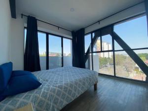 1 dormitorio con 1 cama y ventanas grandes en Right @Reforma - Beautiful condo with 2 balconies en Ciudad de México