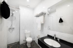 Koupelna v ubytování Freedom hotel Bishkek + 37 fotografií