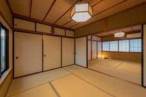 Cette grande chambre comprend des casiers blancs et une grande fenêtre. dans l'établissement Izumo Biyori - Vacation STAY 66967v, à Izumo
