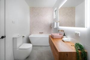 Kupatilo u objektu Shalimahs Secret-Beautifully Designed Luxe Cottage