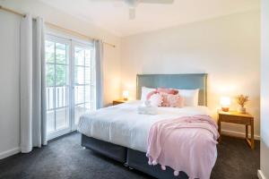 เตียงในห้องที่ Shalimahs Secret-Beautifully Designed Luxe Cottage
