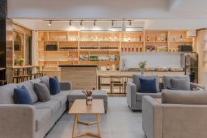 sala de estar amplia con sofás y cocina en Shangri-La Jinwushe Boutique Inn, en Shangri-La