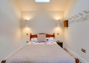 een slaapkamer met een groot bed in een kamer bij Iluka in Herne Bay