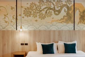 מיטה או מיטות בחדר ב-RUS Hotel&Convention Ayutthaya