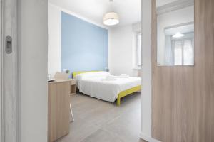 una camera da letto con letto e scrivania con una sqor di b&b Amaca a Pavia