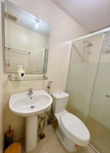 een badkamer met een toilet, een wastafel en een douche bij Avant at the Fort BGC Corner Unit with Scenic View in Manilla