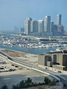 uma vista para um porto com barcos em uma cidade em Luxury Botanica Apartment 121 em Dubai