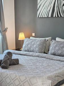 uma cama com um bicho de peluche num quarto em Luxury Botanica Apartment 121 em Dubai