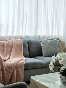uma sala de estar com um sofá e uma mesa em Luxury Botanica Apartment 121 em Dubai
