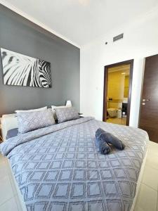 um quarto com uma cama com uma imagem de zebra na parede em Luxury Botanica Apartment 121 em Dubai