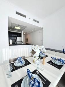 uma mesa de jantar com pratos azuis e brancos em Luxury Botanica Apartment 121 em Dubai