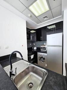 A cozinha ou cozinha compacta de Luxury Botanica Apartment 121