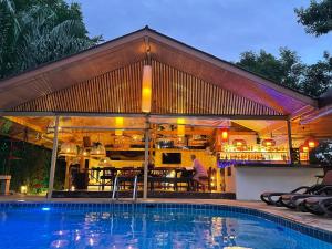 - une piscine en face d'une maison dans l'établissement Baan Sukreep Resort, à Chaweng Noi Beach