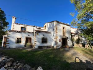 ein großes weißes Haus mit einem Hof in der Unterkunft Villa El Molino Blanco in Molinos de Razón