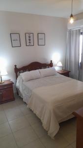 Un dormitorio con una cama grande y dos mesitas de noche. en Luna Llena, en Mendiolaza 6 fotos más