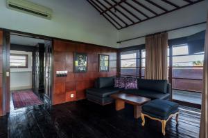 een woonkamer met een bank en een tafel bij Exquisite Canggu Villa Retreat with Opulent Amenities in Canggu