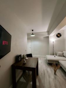 Μια τηλεόραση ή/και κέντρο ψυχαγωγίας στο Royal Comfy Apartament 2 rooms Ab Homes