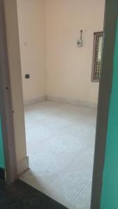 pusty pokój z białą podłogą i drzwiami w obiekcie Hanuma Nilayam w mieście Pithāpuram