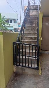 zestaw schodów z metalową poręczą w obiekcie Hanuma Nilayam w mieście Pithāpuram