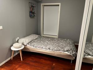 Postel nebo postele na pokoji v ubytování Modern apartment with carport near city center