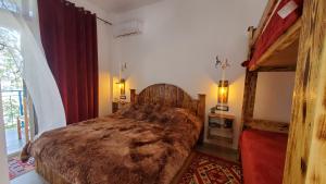 ein Schlafzimmer mit einem großen Bett in einem Zimmer in der Unterkunft Clockwise GuestRooms in Gjirokastër