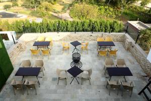 einen Blick über eine Terrasse mit Tischen und Stühlen in der Unterkunft Hotel The Pride in Kota