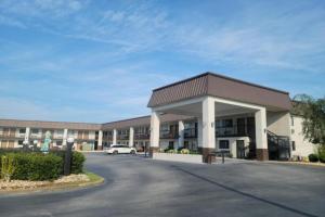 a large building with a car parked in front of it at Western Motel, Thomasville in Thomasville