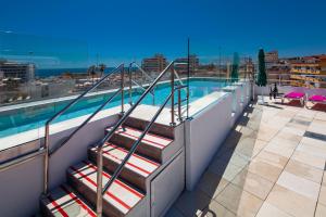 uma escada que conduz a uma piscina num edifício em Hotel Sireno Torremolinos - Adults Only, Ritual Friendly em Torremolinos