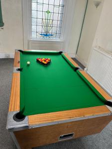 una mesa de billar en una habitación con accesorios en The Clifton Seafront Hotel, en Morecambe