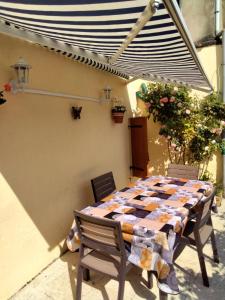a table with a quilt on it in a patio at Chez Corinne in La Roche-Chalais
