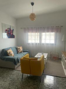 uma sala de estar com um sofá e uma mesa em APARTAMENTO ROSALIA em Timijiraque