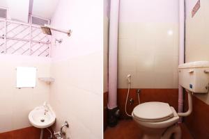 un bagno con un water e un lavandino di Hotel Kshama a Jabalpur