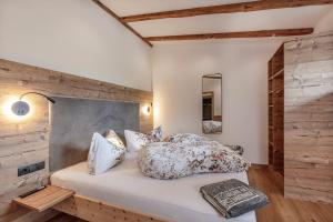 レンゲンフェルトにあるHauseggerhofの木製の壁のベッドルーム1室(ベッド1台付)