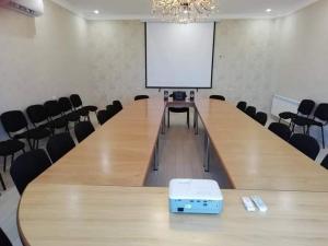 une grande salle de conférence avec une grande table et des chaises dans l'établissement Лотус, à Zugdidi