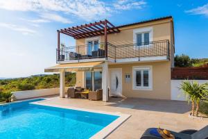 een villa met zwembad voor een huis bij Villa Sky in Primošten