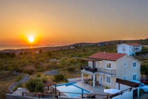 een villa met uitzicht op de oceaan bij zonsondergang bij Villa Sky in Primošten
