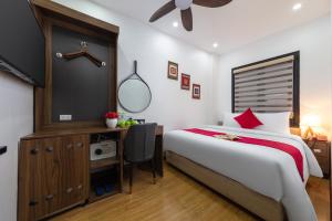 Postel nebo postele na pokoji v ubytování Hanoi Liliane Hotel and Travel
