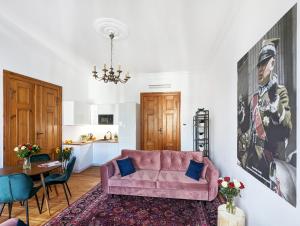 a living room with a pink couch and a table at Apartamenty Strzelecka 34 in Poznań