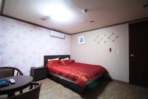 Postel nebo postele na pokoji v ubytování Shine Motel