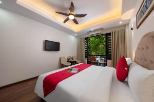 Postel nebo postele na pokoji v ubytování Hanoi Liliane Hotel and Travel