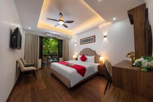 Postel nebo postele na pokoji v ubytování Hanoi Liliane Hotel and Travel