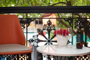 stół z 2 kieliszkami i butelką wina w obiekcie Hanoi Liliane Hotel and Travel w mieście Hanoi