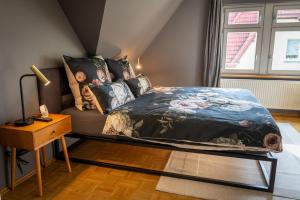 Schlafzimmer mit einem Bett, einem Tisch und einem Fenster in der Unterkunft K17 Ankommen und Wohlfühlen in Dresden